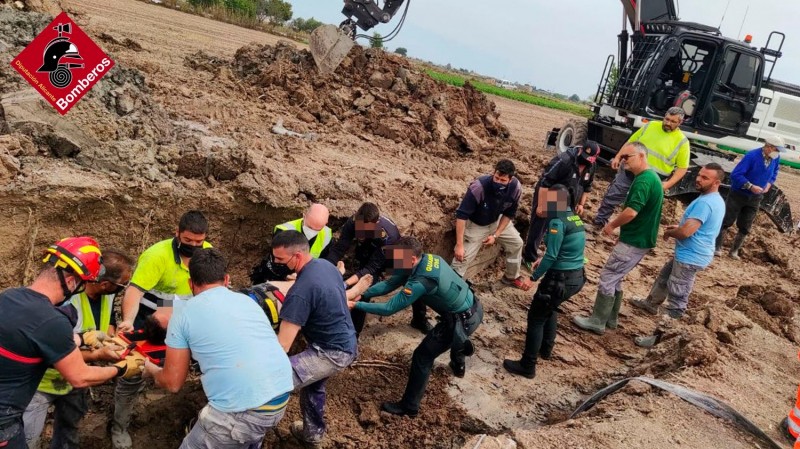 <span style='color:#780948'>ARCHIVED</span> - Human chain to remove 38-year-old trapped in San Fulgencio ditch