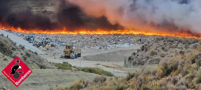 <span style='color:#780948'>ARCHIVED</span> - Alicante firefighters battle massive blaze at landfill and separate lorry fire in Monovar