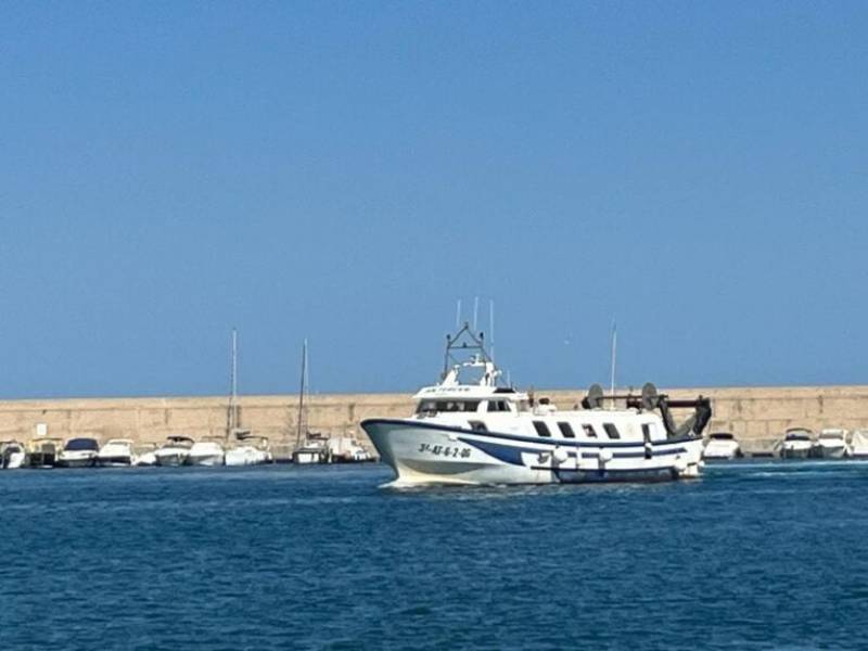<span style='color:#780948'>ARCHIVED</span> - Spanish fishermen save man from heart attack on ghost yacht