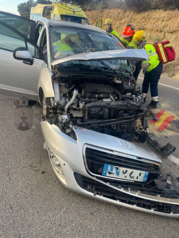 French car involved in traffic accident on N-332 in Puerto de Mazarrón that leaves three injured