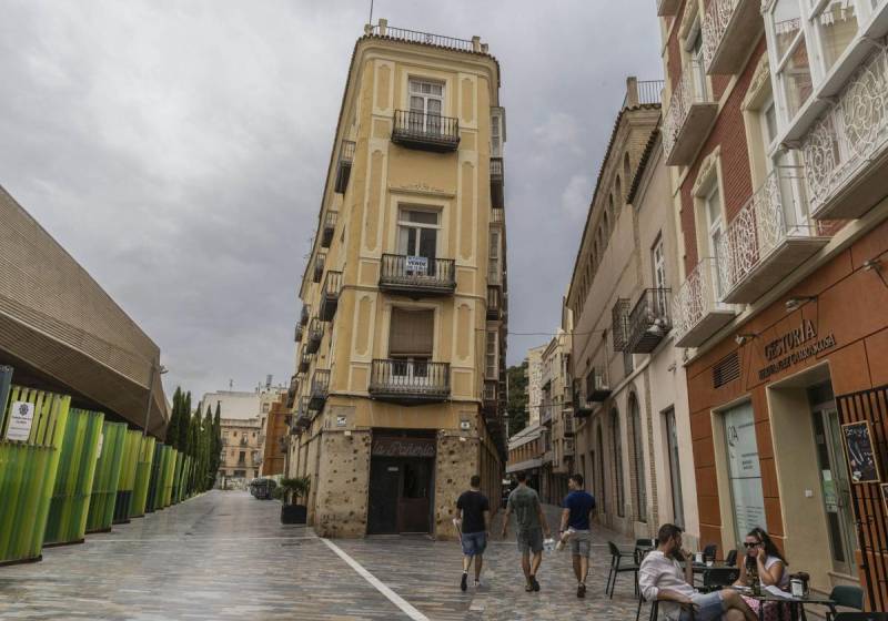 Evacuation after staircase collapse in historic Cartagena building