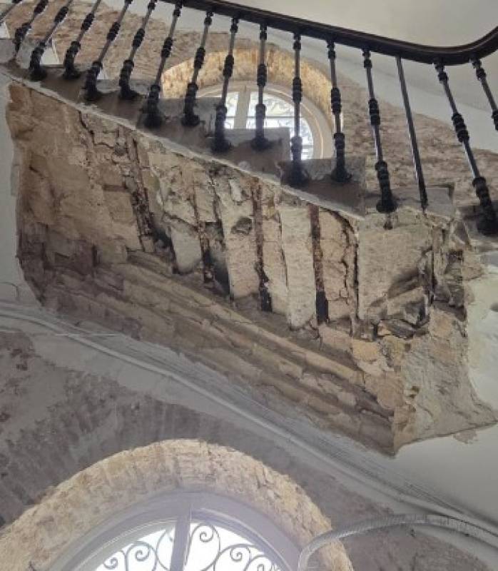 Evacuation after staircase collapse in historic Cartagena building