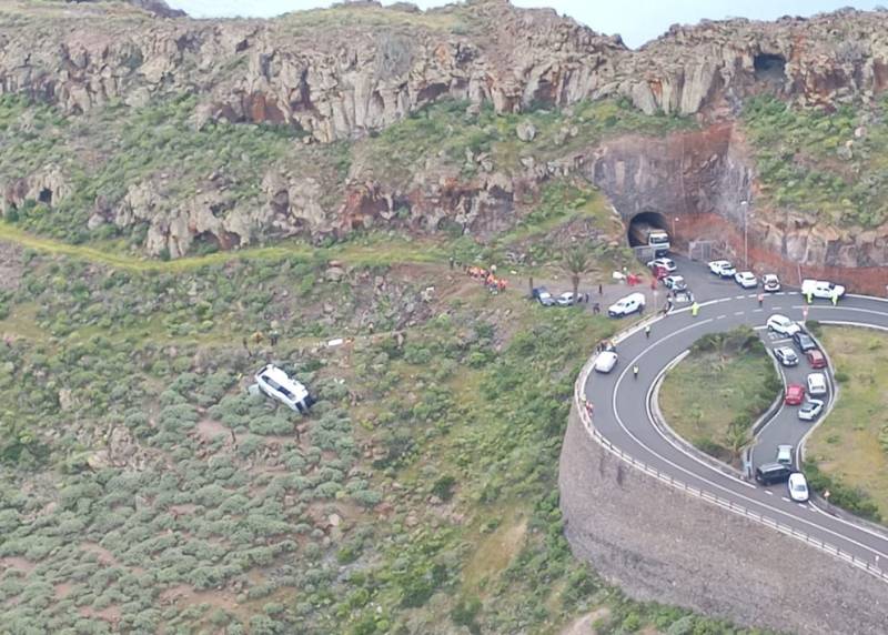 One dead and 27 injured after bus full of British tourists crashes in Canary Islands